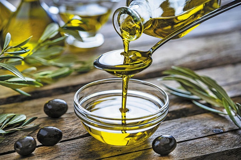 dầu oliu giúp dưỡng mi cong và dài