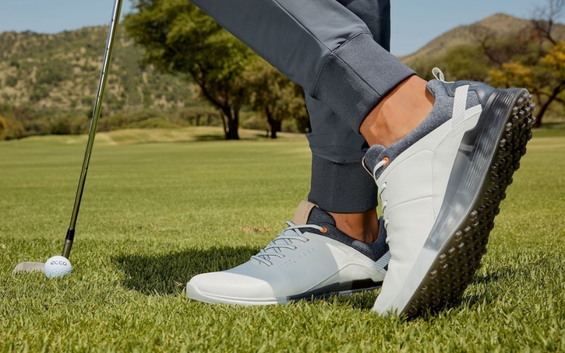 chọn giày golf có chất liệu cao cấp